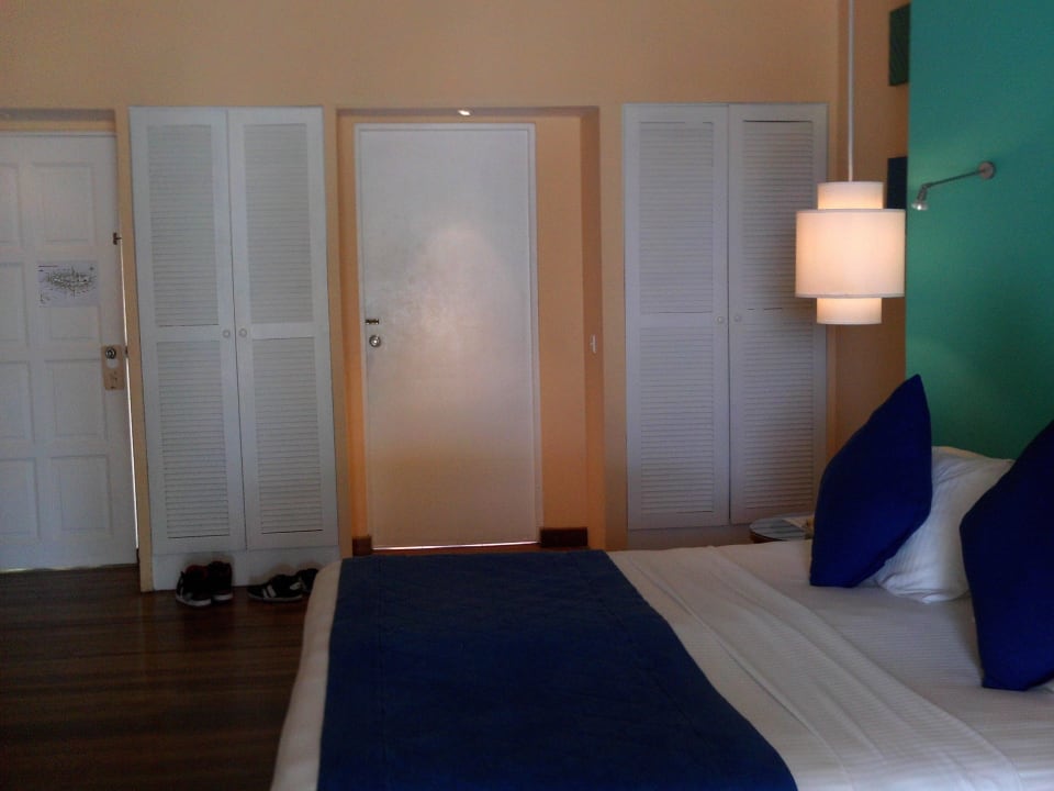 Bett und 2 Schränke Adaaran Select Meedhupparu Island Resort - Premium All Inclusive