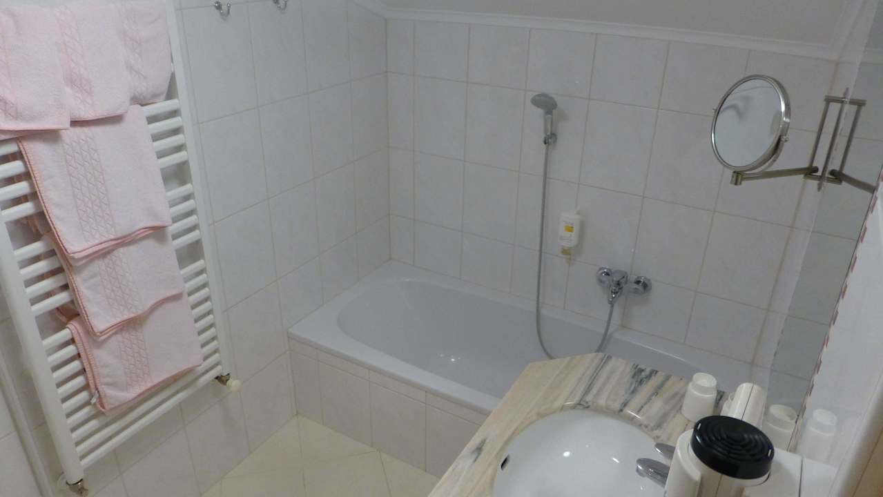 Bad mit Wanne und DU Hanneshof Resort - Gästehaus Maier