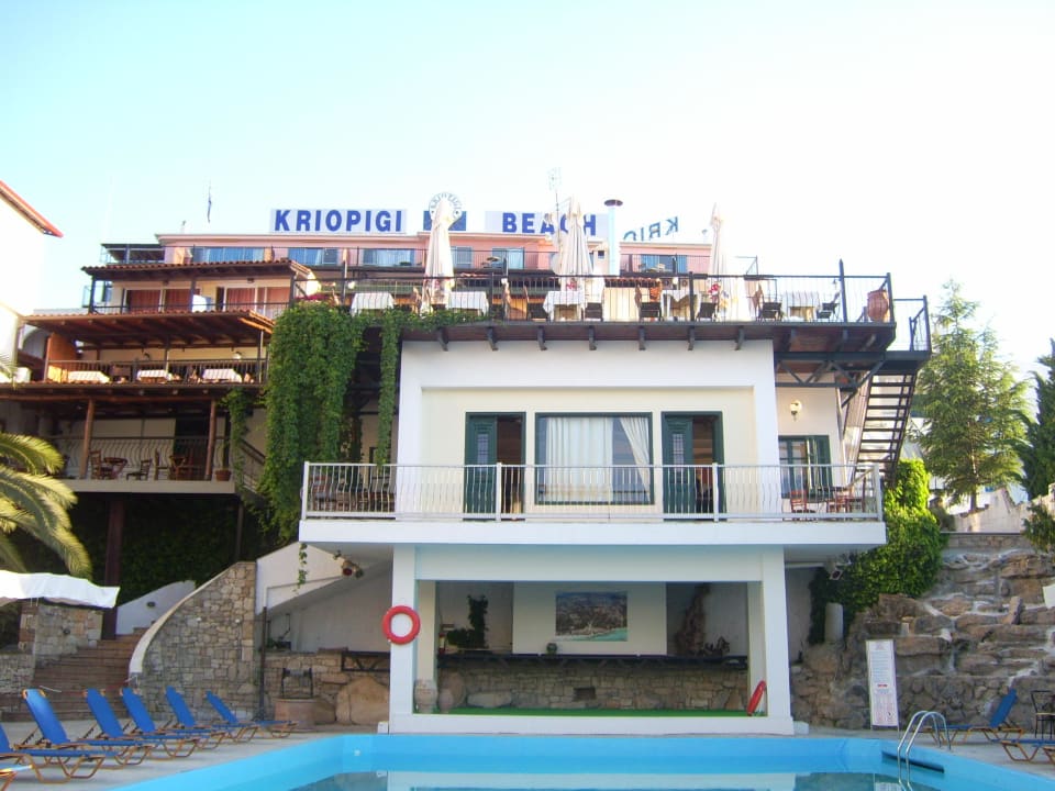 Blick vom Pool zum Restaurant/Terrasse und die Zimmern Hotel Kriopigi