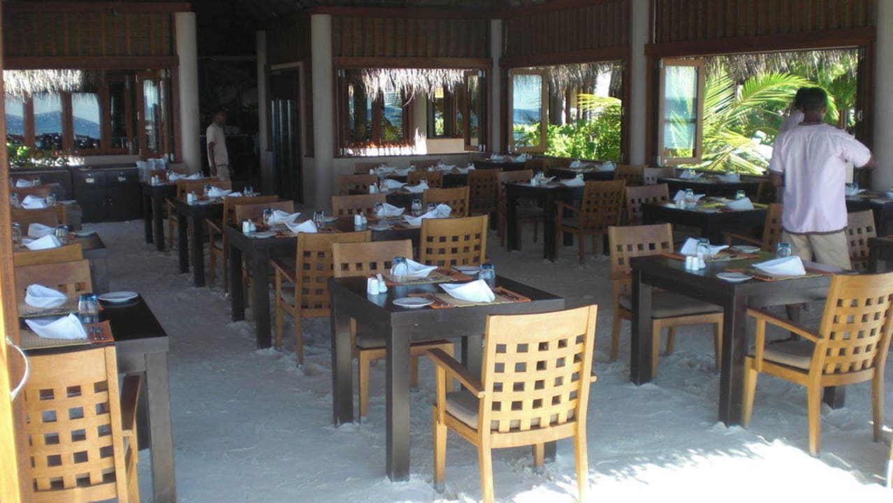 Restaurant mit Sandfußboden Veligandu Maldives Resort Island