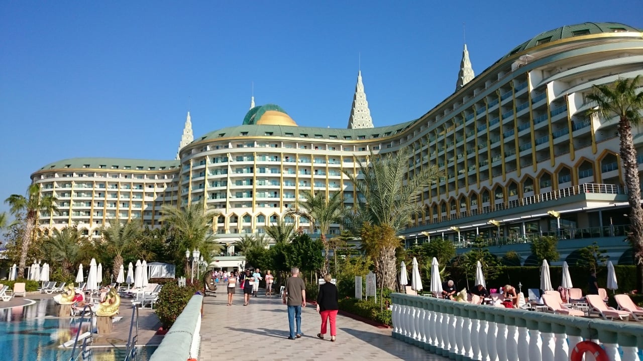 Blick vom Pool zum Hotel Hotel Delphin Imperial