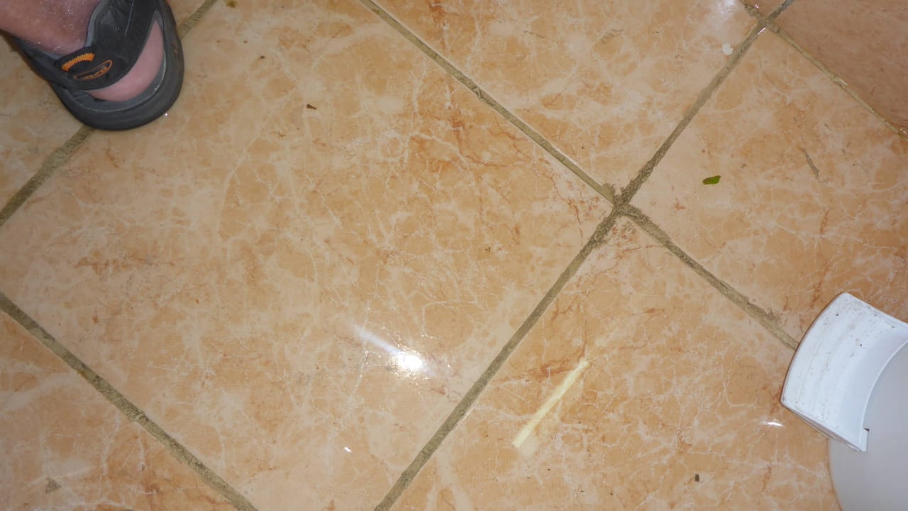 Fäkalienreste und knöchelhohes Wasser Hotel Gran Caribe Club Kawama