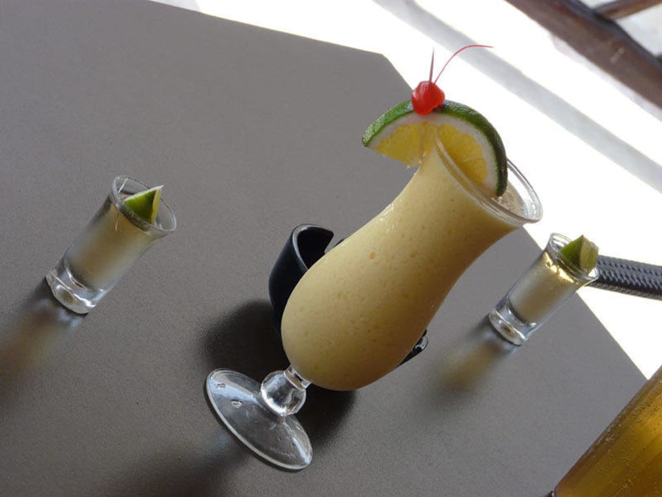 Cocktail und Tequila in der Tequilabar am Pool Catalonia Royal Tulum Beach & Spa Resort - Adults only
