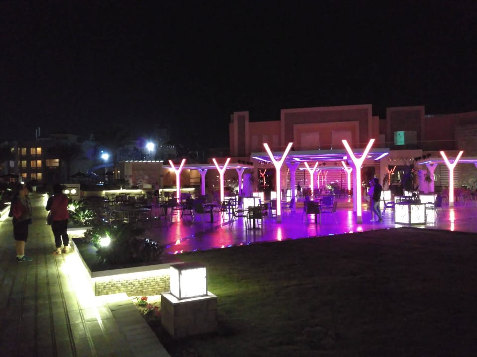 Taras przed restauracją i przy lobby. Pickalbatros Aqua Park Resort - Hurghada