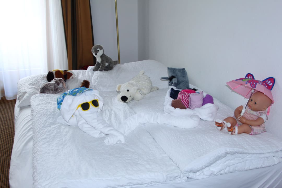 Frottierwäsche auf dem Kinderbett Hotel Amadeus-Micheluzzi