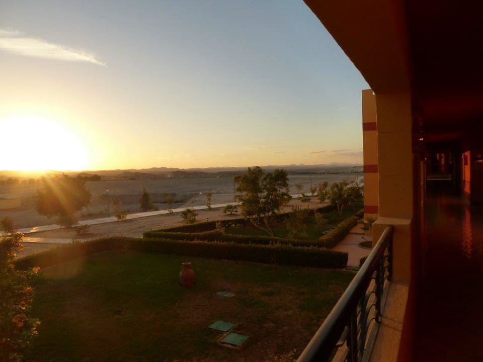 Ausblick vom Gang auf die Wüste. Hier keine zimmer Malikia Resort Abu Dabbab