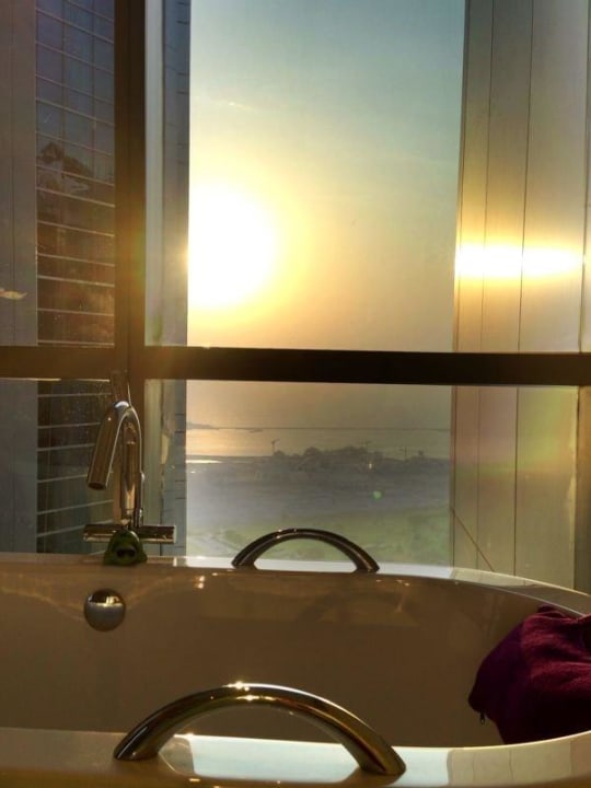 Ein Bad im Sonnenuntergang Conrad Abu Dhabi Etihad Towers