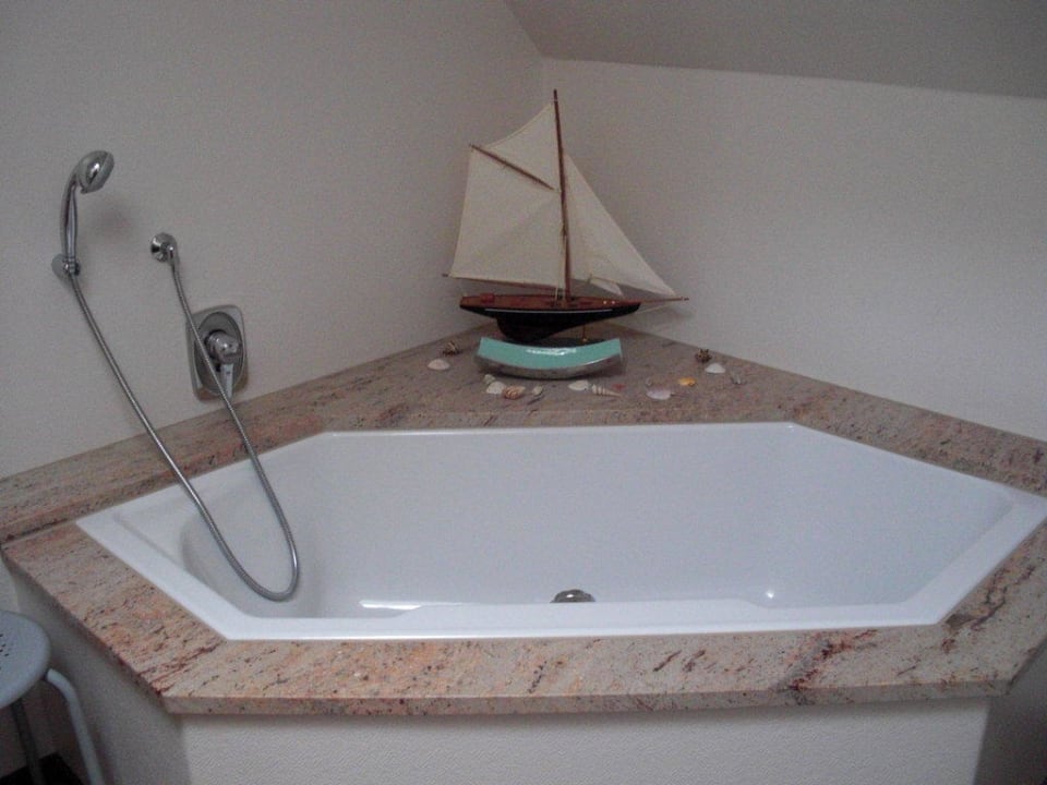 Eck-Badewanne Weinhotel Landsknecht