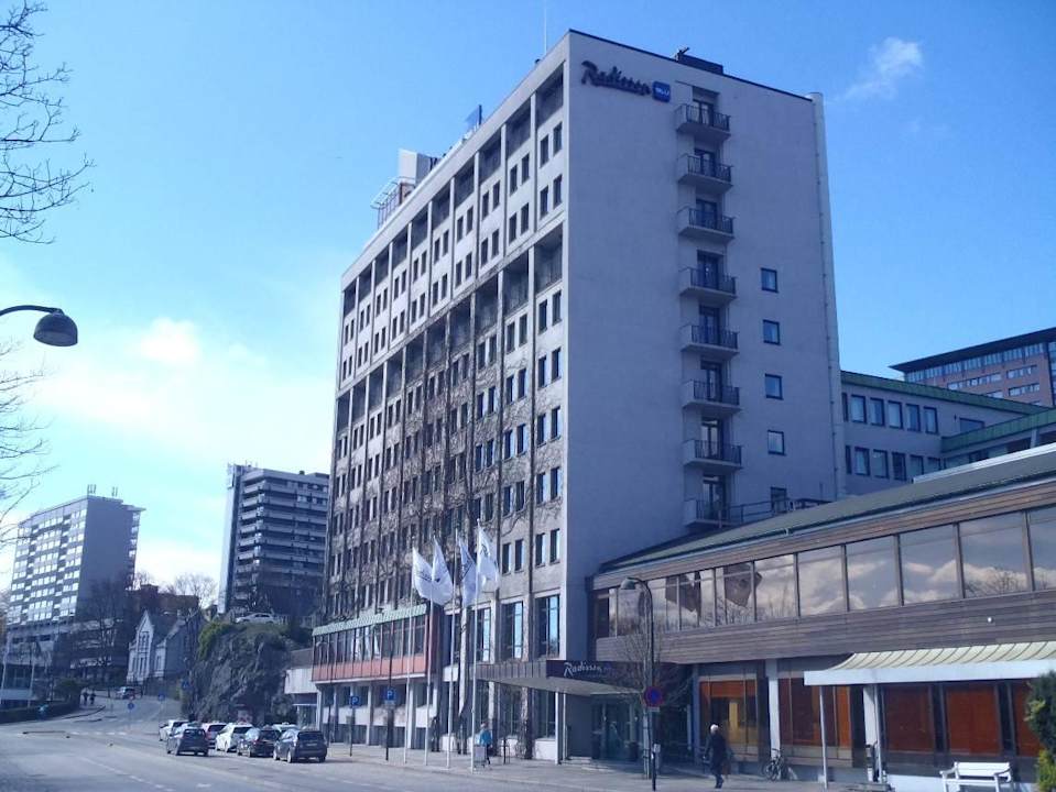 Hotel von aussen: ein Kasten Radisson Blu Atlantic Hotel