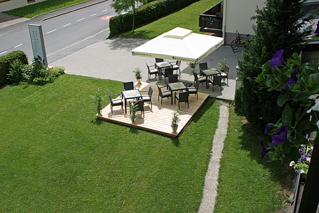 Terrasse vor dem Hotel Dahoam by Sarina - Hotel & Suites