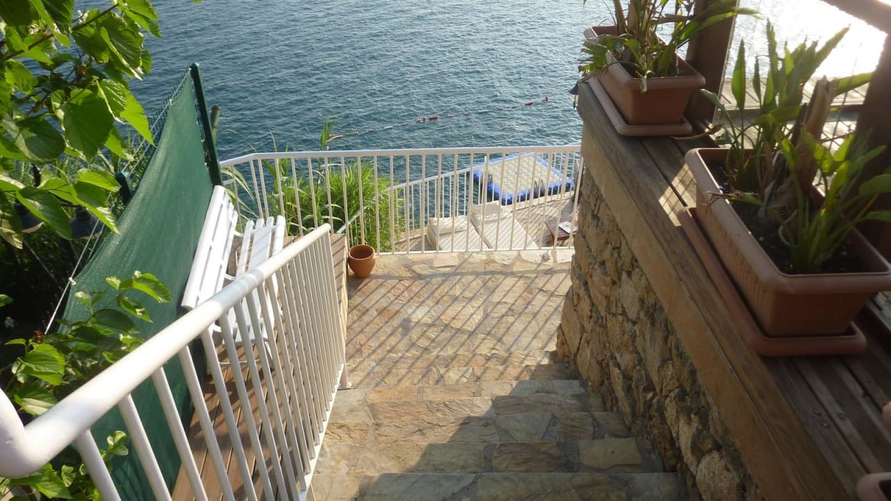 Vom Pool zu den Ruheplätzen Ramada Plaza by Wyndham Antalya