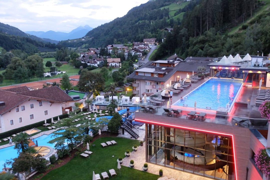 Blick auf den Pool Quellenhof Luxury Resort Passeier