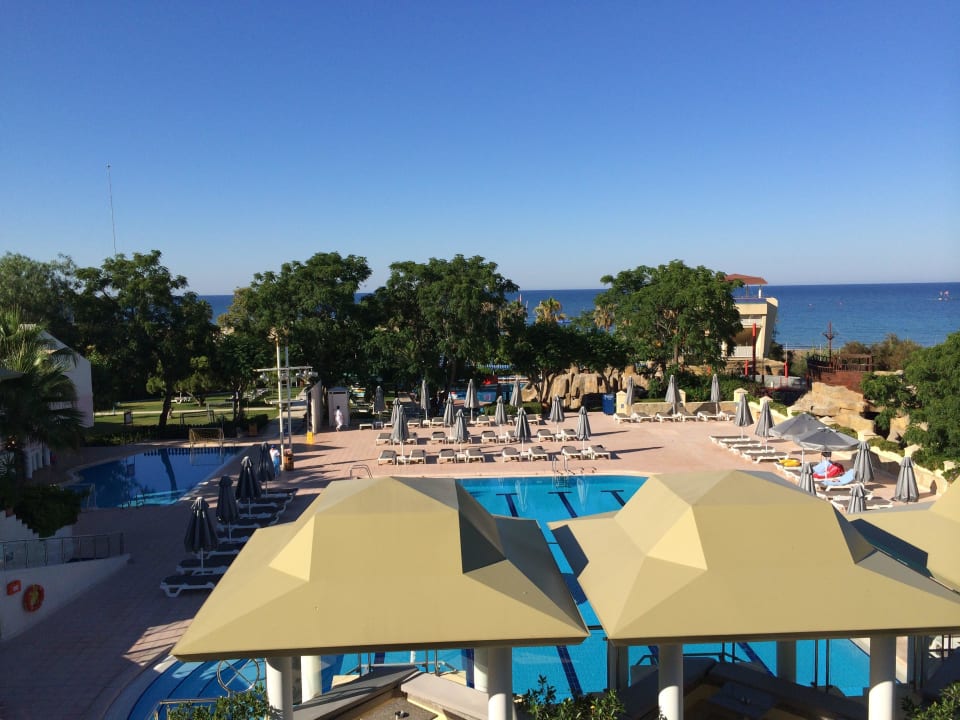 Blick von der Hauptbar auf den Pool ROBINSON PAMFILYA