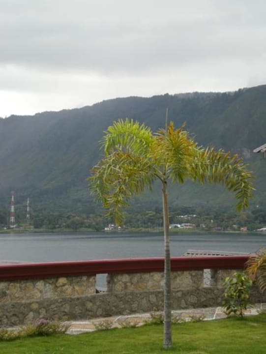 Blick vom Hotelrestaurant auf den See Samosir Villa Resort