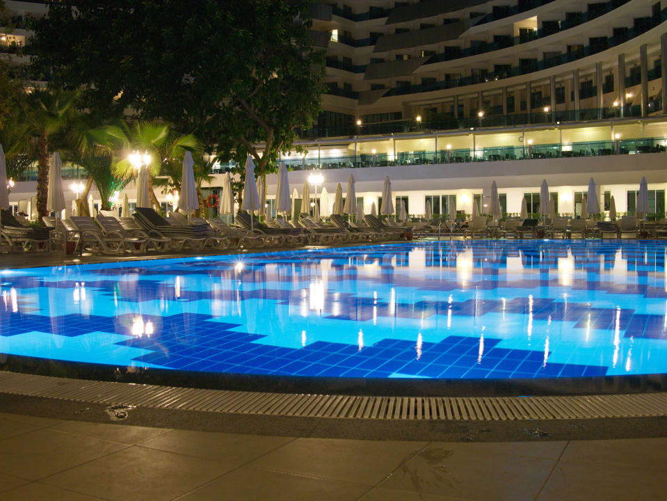 Ночной вид бассейна с корпусом Botanik Hotel & Resort