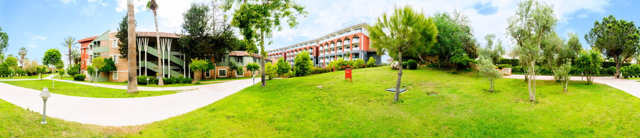 Seitlicher Gartenbereich Megasaray Club Belek