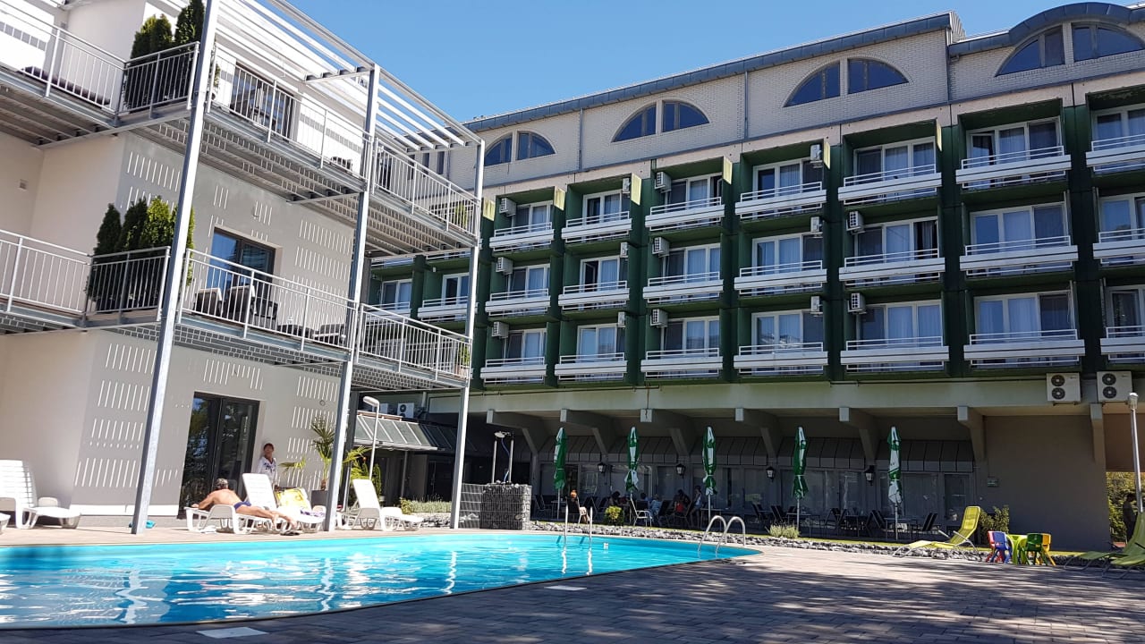 Hotelansicht vom Pool Hotel Comfort Csopak