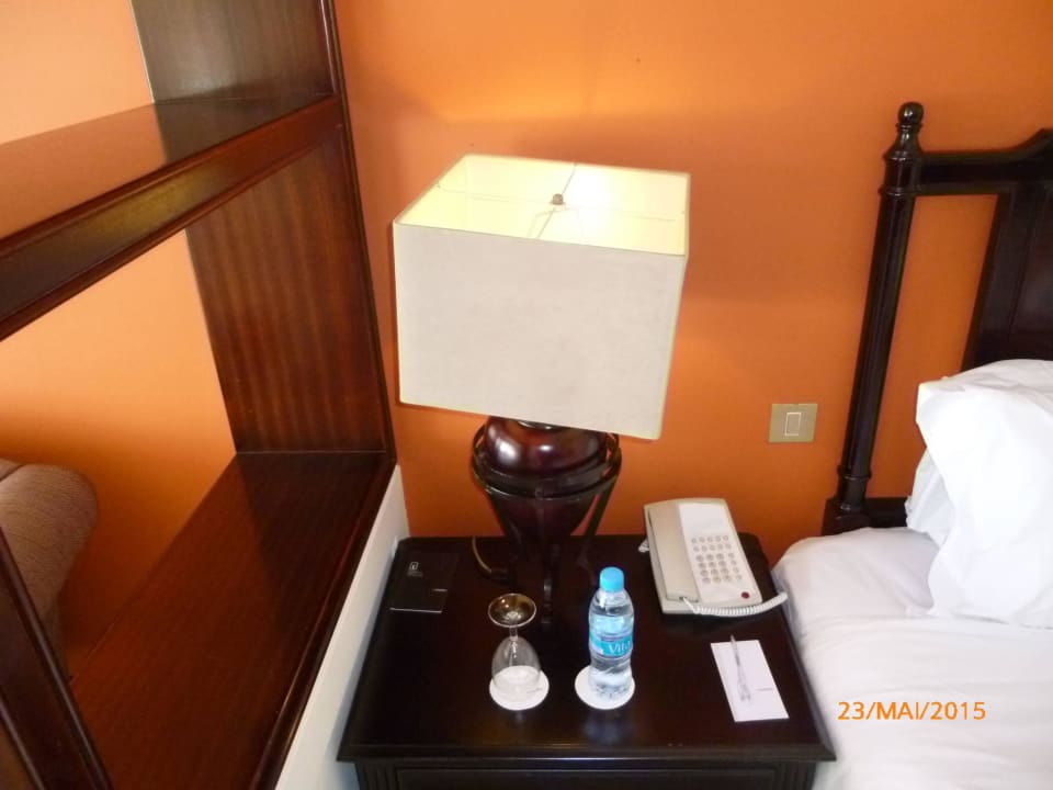 Nachtschrank mit Wasser Le Meridien Ile Maurice