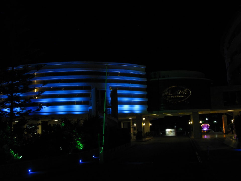 Zufahrt des Hotels bei Nacht Alaiye Resort & Spa