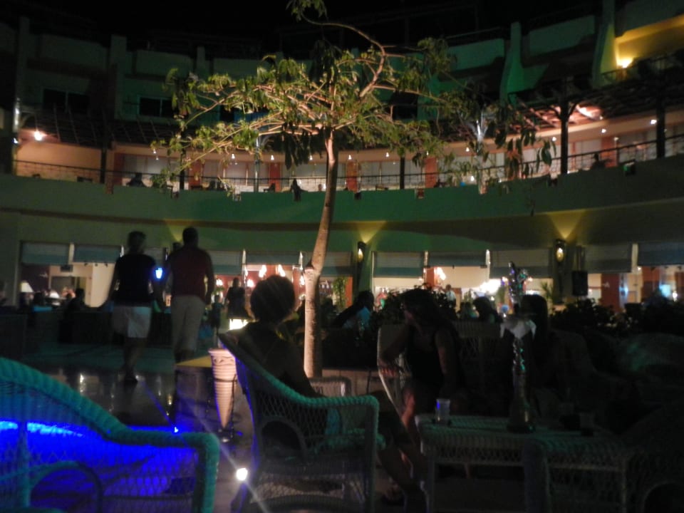 Patio przed recepcją Amwaj Beach Club Abu Soma Resort
