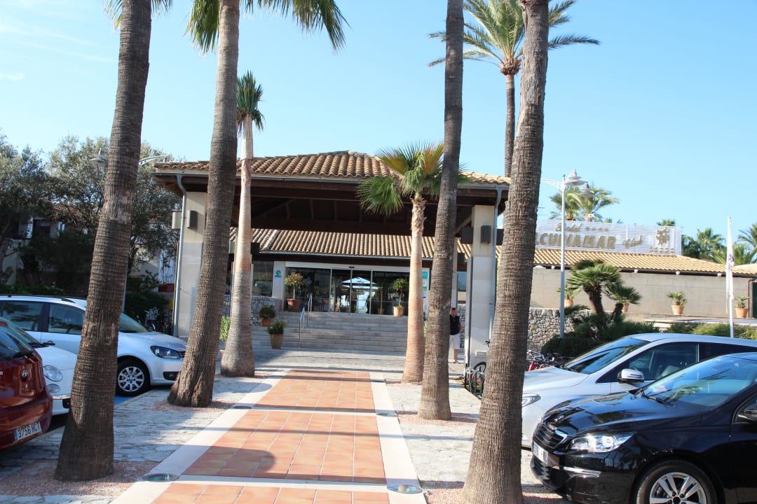 Parkplatz und Hoteleingang Botel Alcudiamar