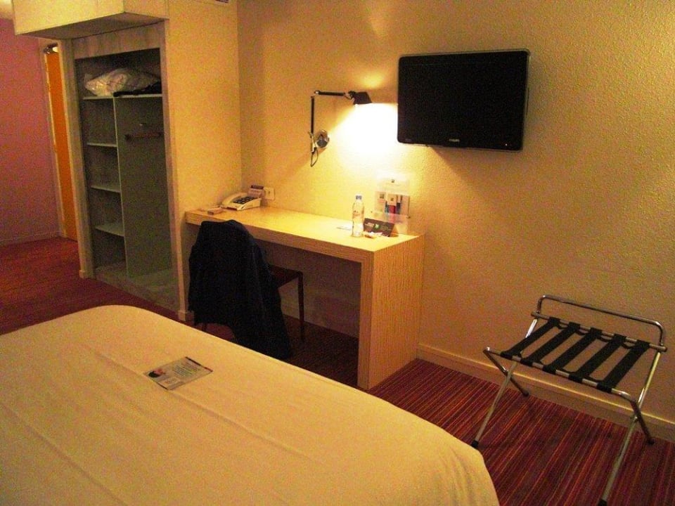 Geräumiges Kleiderregal, Schreibtisch & Fernseher Hotel Ibis Styles Le Puy en Velay