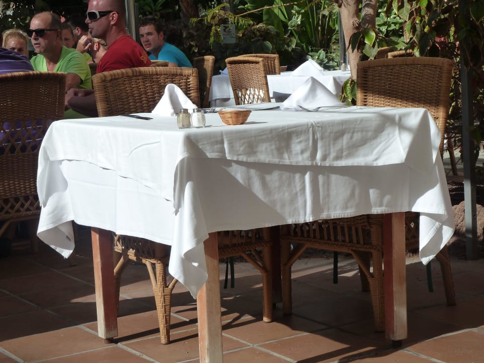 Tische werden schlecht eingedeckt R2 Rio Calma Hotel & Spa & Conference