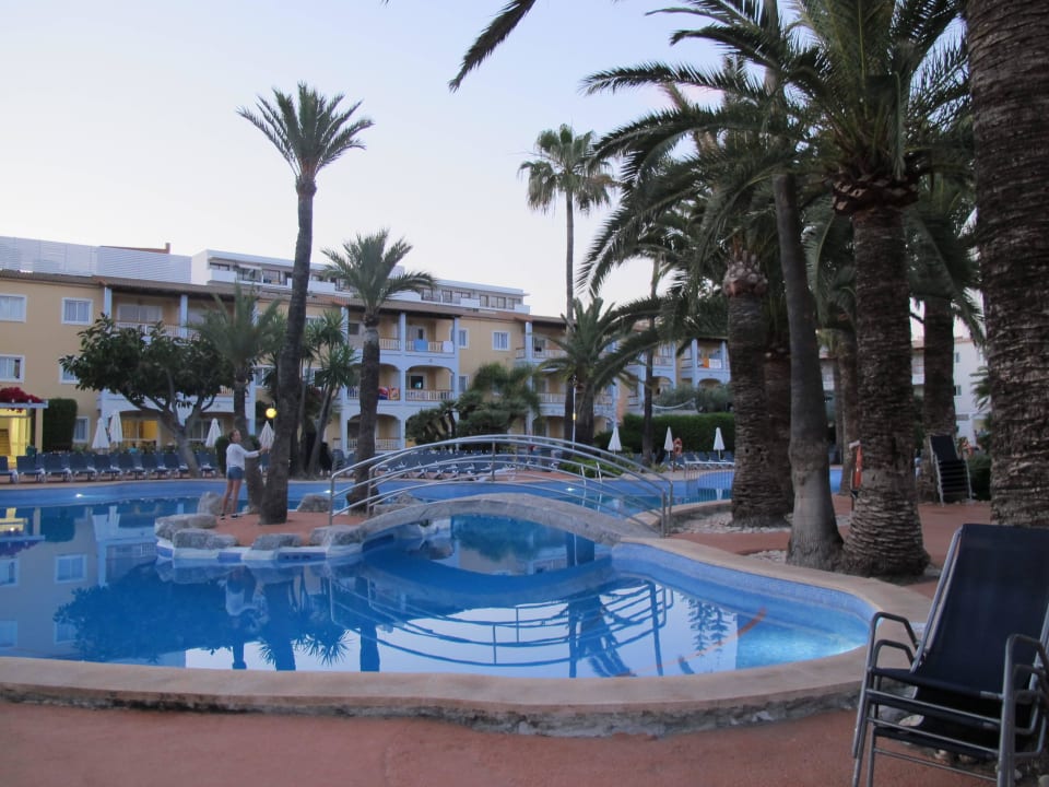 Poolbereich am Abend Alcudia Garden Aparthotel