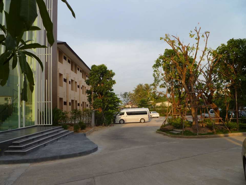 Blick zum Parkplatz Hotel Srilamduan