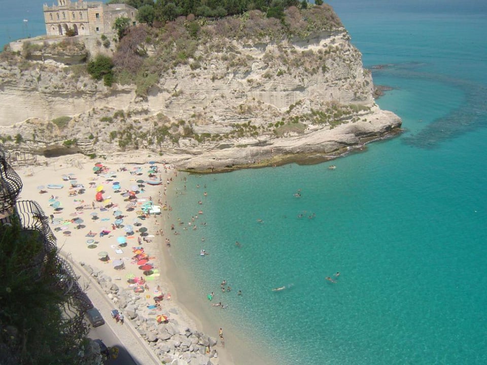 Blick von Tropea auf den Strand Le Roccette Mare Beach Hotel & Restaurant