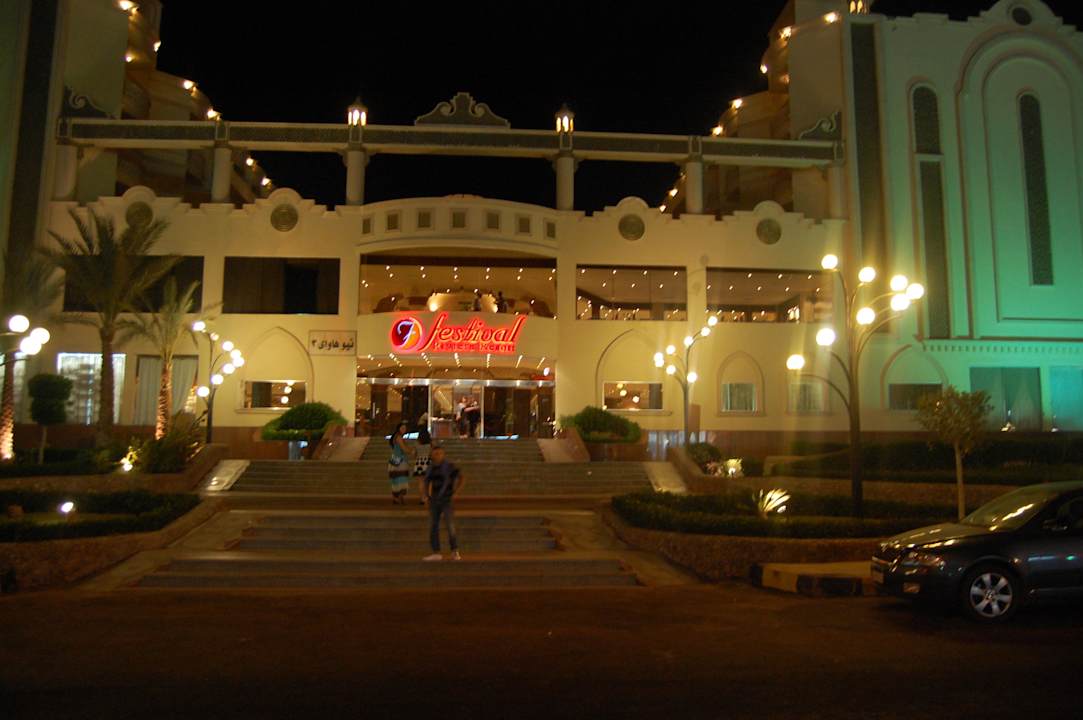 Główny hotel nocą Riviera Aqua Park Resort