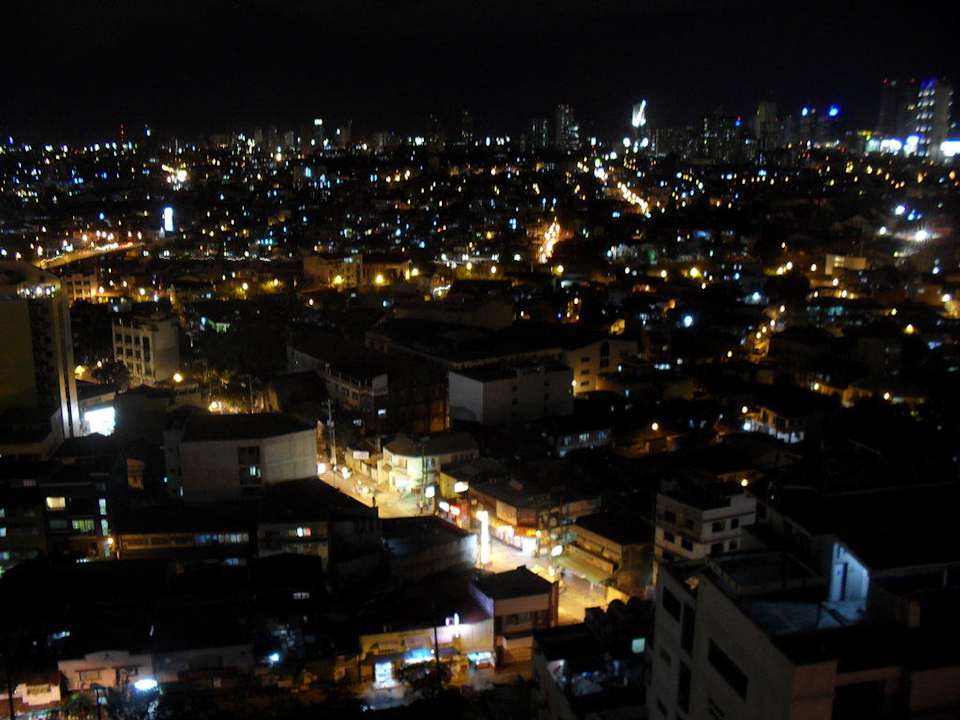 Makati bei Nacht von unserem Zimmer aus Makati Prime Tower Suites