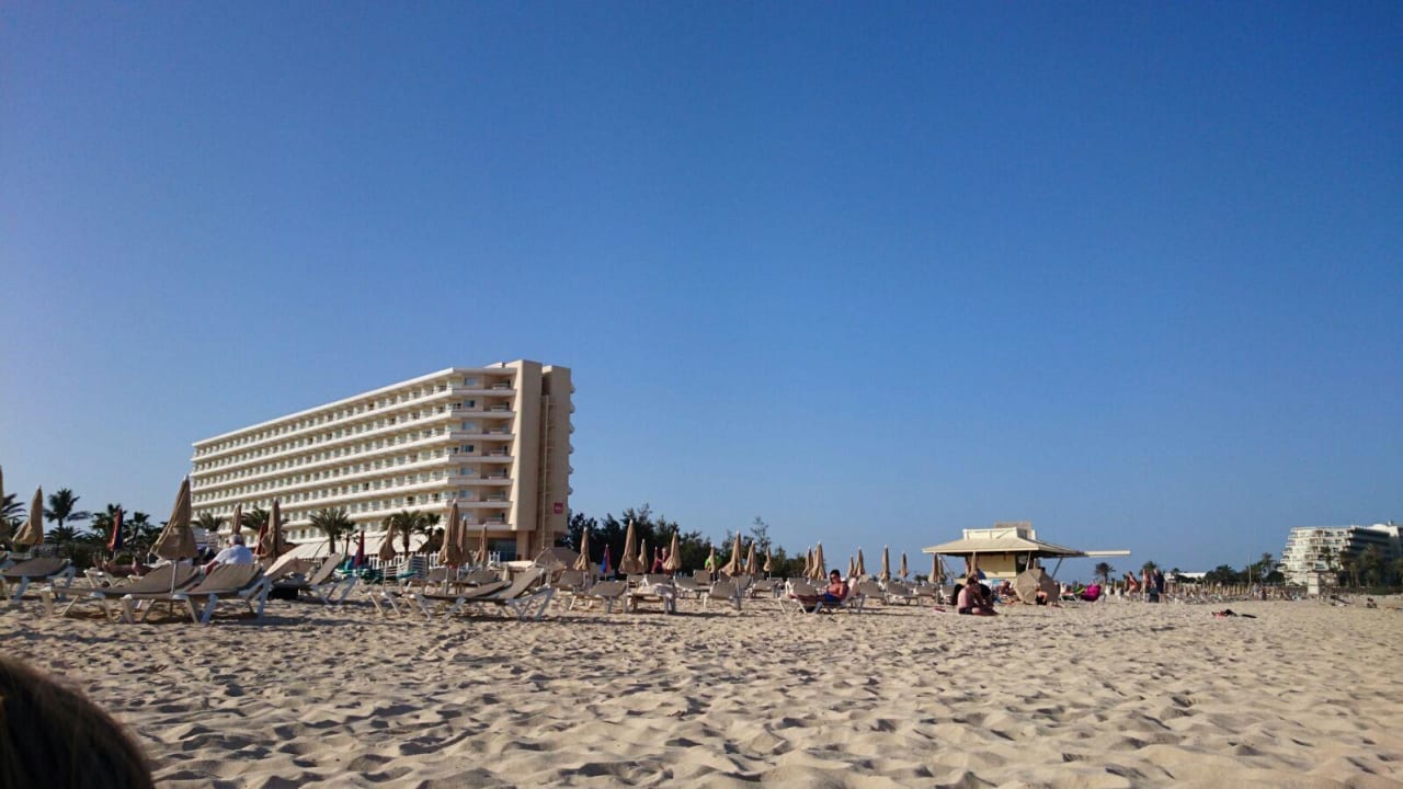 Außenansicht vom Strand aus Hotel Riu Oliva Beach Resort