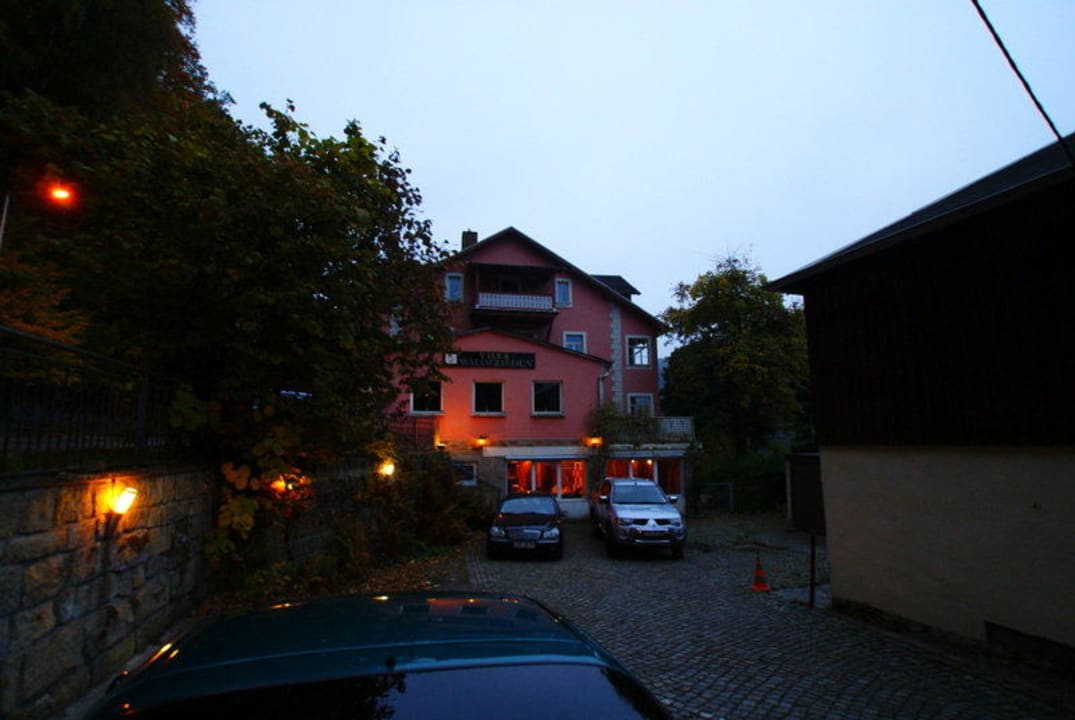 Einfahrt Design-Villa Waldfrieden bohemes Hotel