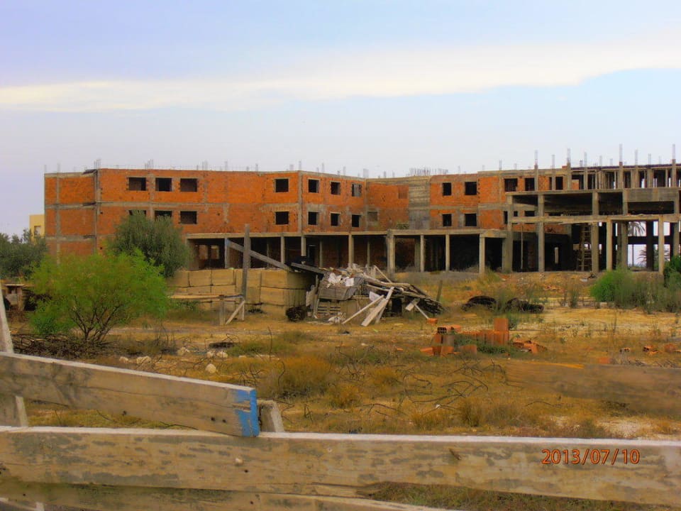 Neben dem Hotel Hotel El Mouradi Skanes Beach