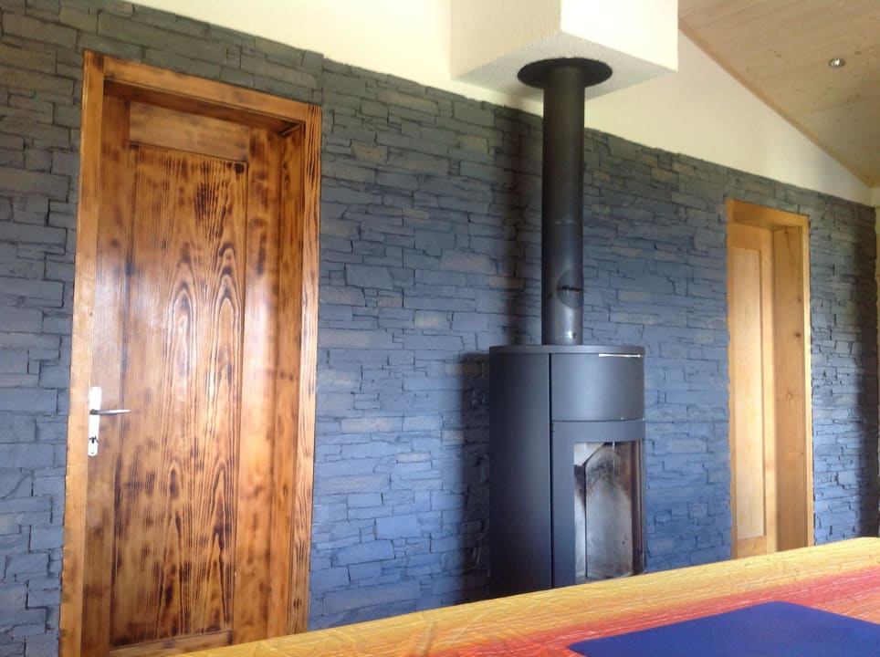 Stube mit Steinwand Maiensäss Alphütte Tegia Sulai