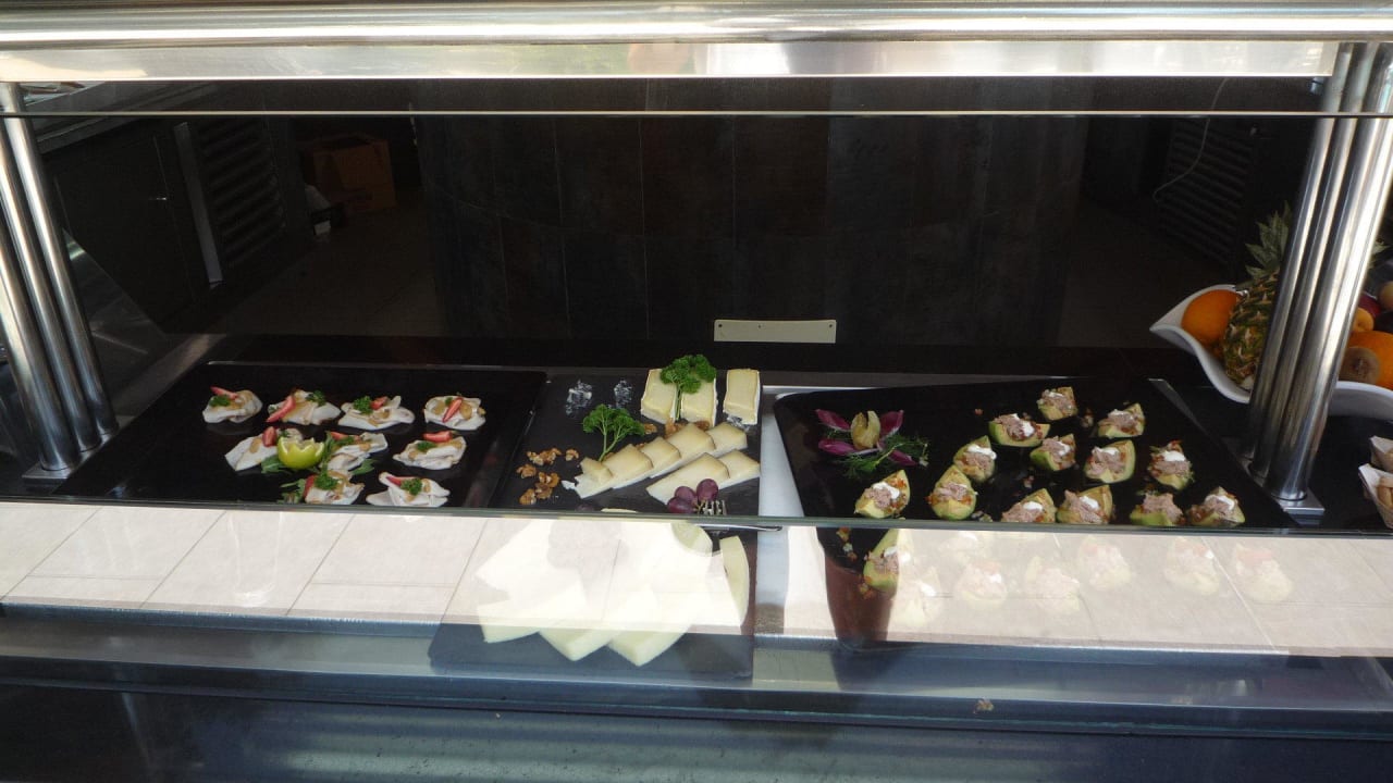 Mittagsbuffet am Pool  Iberostar Selection Playa de Muro Village