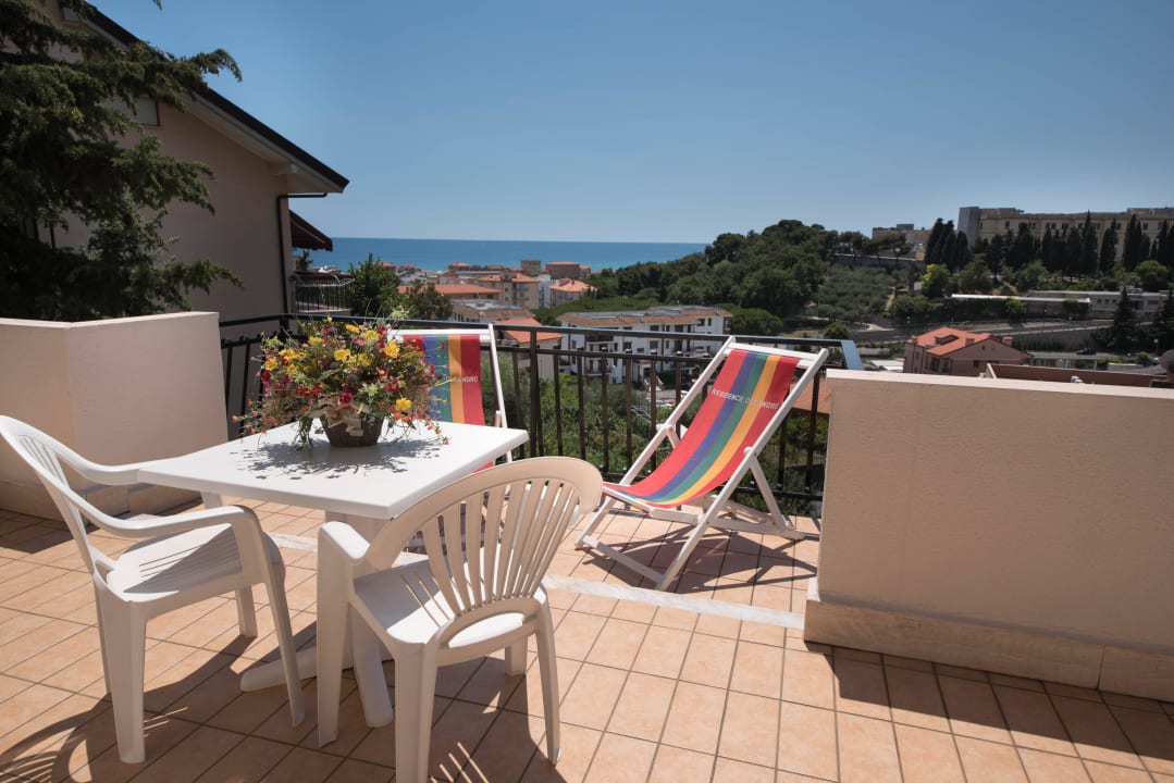 Balcone mangiare all'esterno, prendere il sole Residence Oleandro