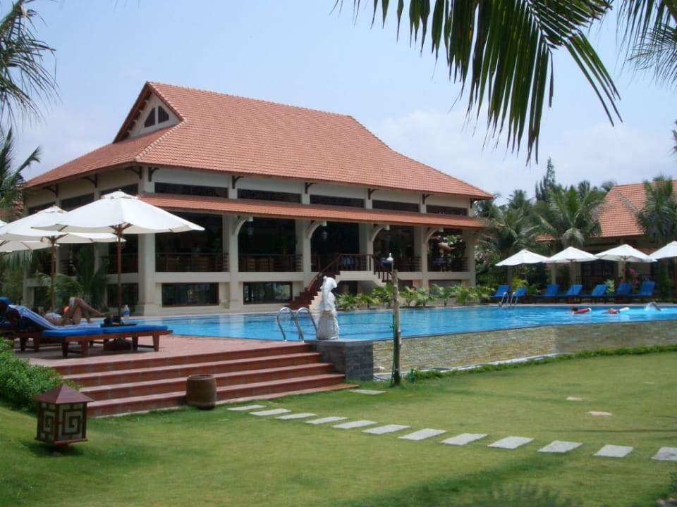 Gebäude mit Restaurant und Rezeption Hotel Sunny Beach Resort