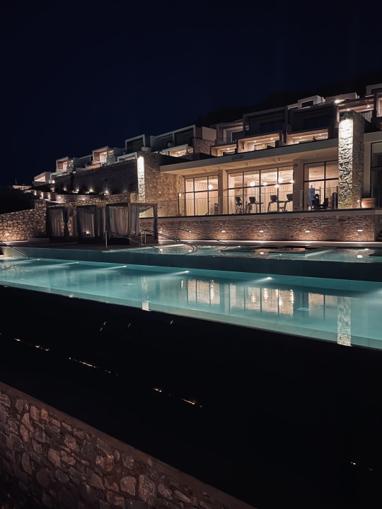 Pool The Royal Senses Resort, Curio Collection by Hilton