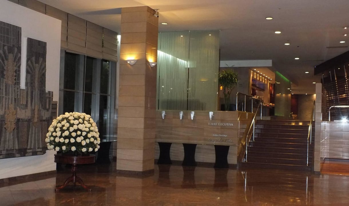 Лобби и лестница к зал для завтрака Hotel Hilton Colon