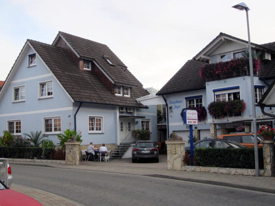 Gästehaus Jäger von der anderern Straßenseite aus  Pension Jäger