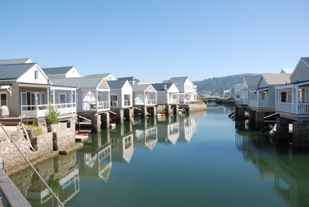 Blick zu den Nachbarhäusern Turbine Hotel & Spa