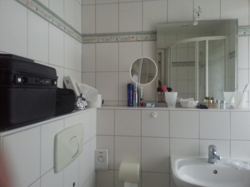 Bad mit genügend Ablagemöglichkeiten Hotel Staufenblick