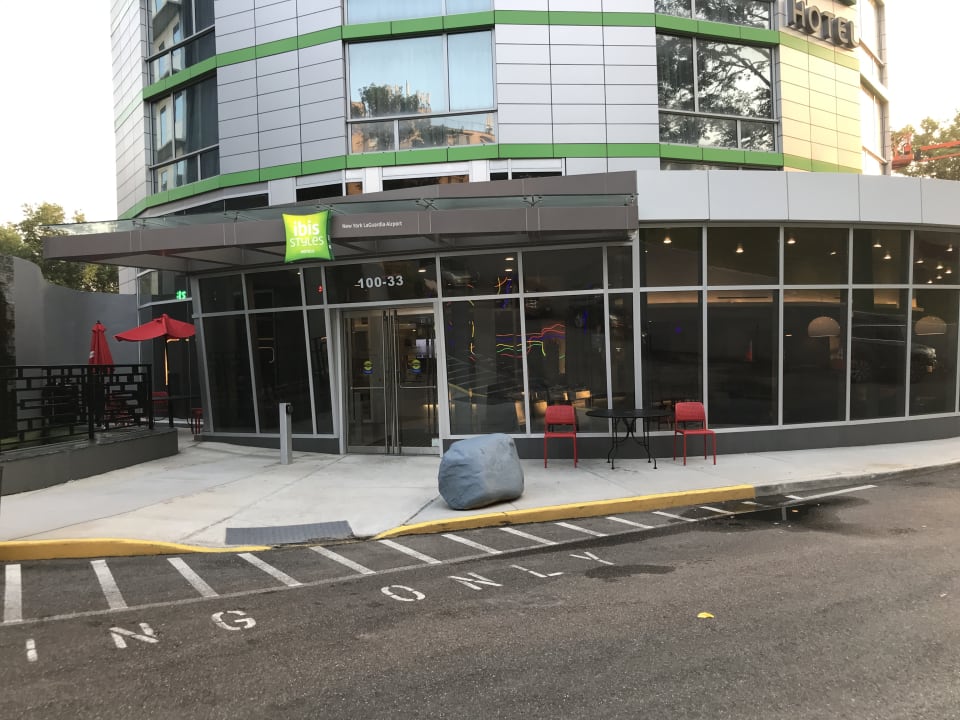 Außenansicht ibis Styles New York LaGuardia