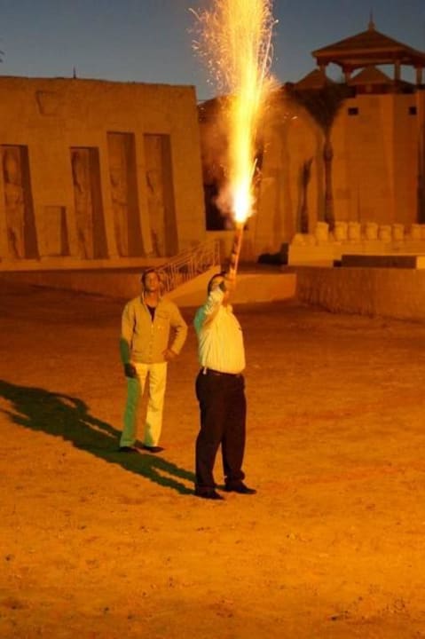 Feuerwerk  Abschluss Pickalbatros Alf Leila Wa Leila Resort - Neverland Hurghada