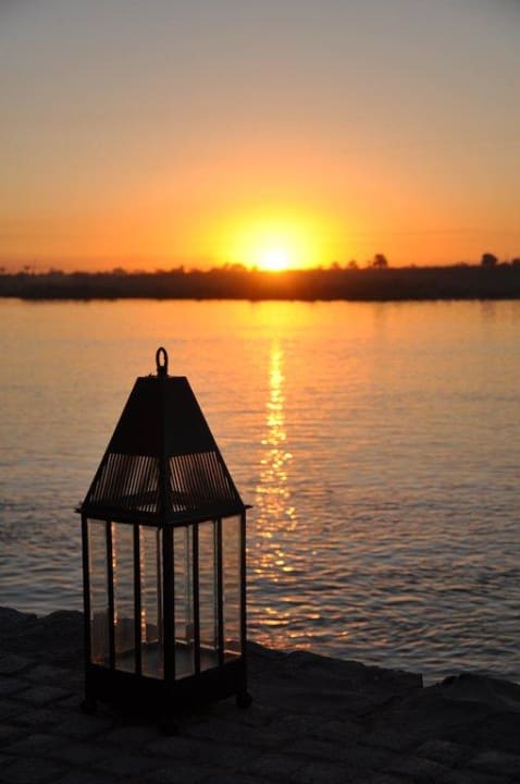 Blick vom Pool auf den Sonnenuntergang am Nil Hilton Luxor Resort & Spa