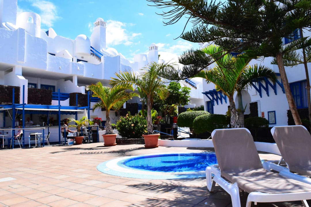 Links die Poolbar rechts Kleinkindpool LABRANDA Bahía y Villas Fañabé