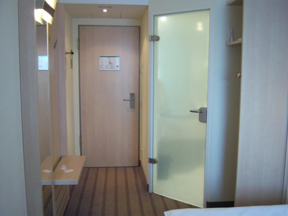 Blick zu Flur und der Badezimmertür Essential by Dorint Berlin-Adlershof