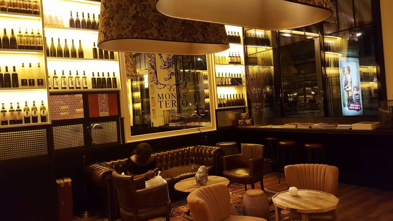 Eingang mit Sitzgelegenheiten  Praktik Vinoteca